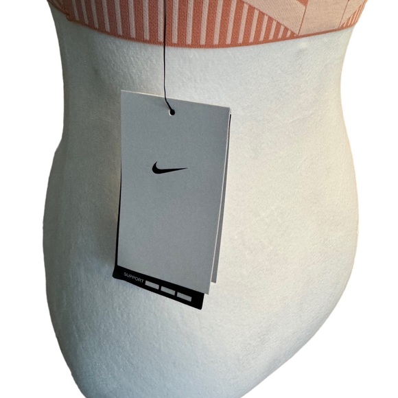 Nike woman’s racer back sports bra - Picture 7 of 7